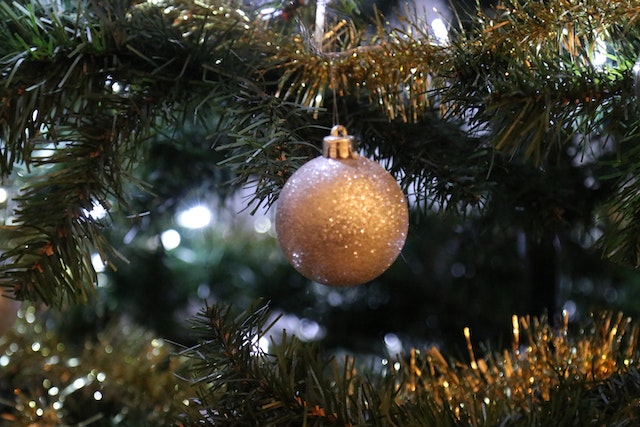 ways-to-make-artificial-wreaths-and-garland-smell-real