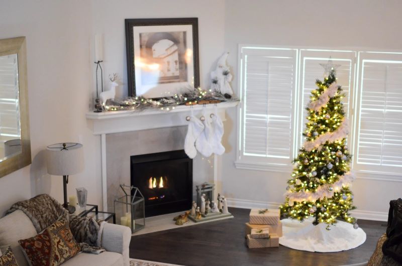 Sprucing Up Your Fake Christmas Tree: Ideas and Inspiration for Decorating with Glass Ornaments and a Stylish Tree Skirt